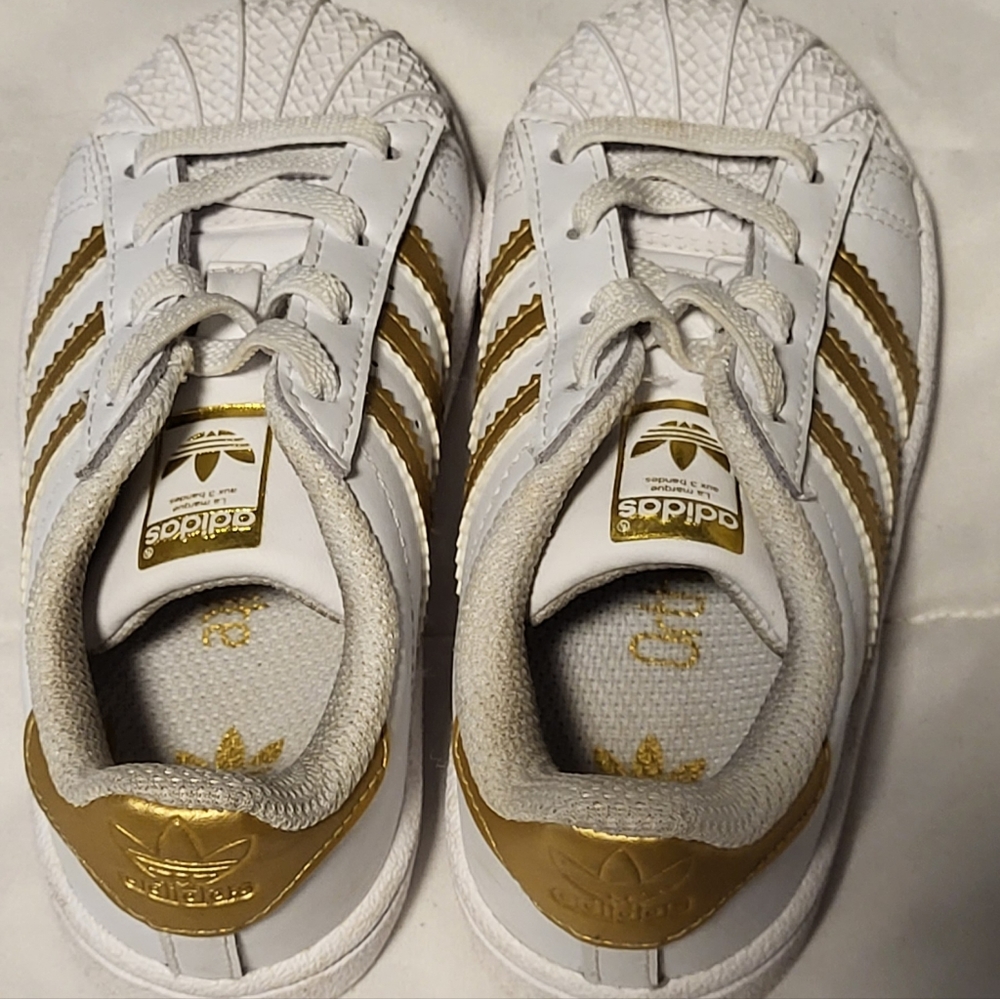 πΎ2 for $15 Golden n white addidas size 8 kid